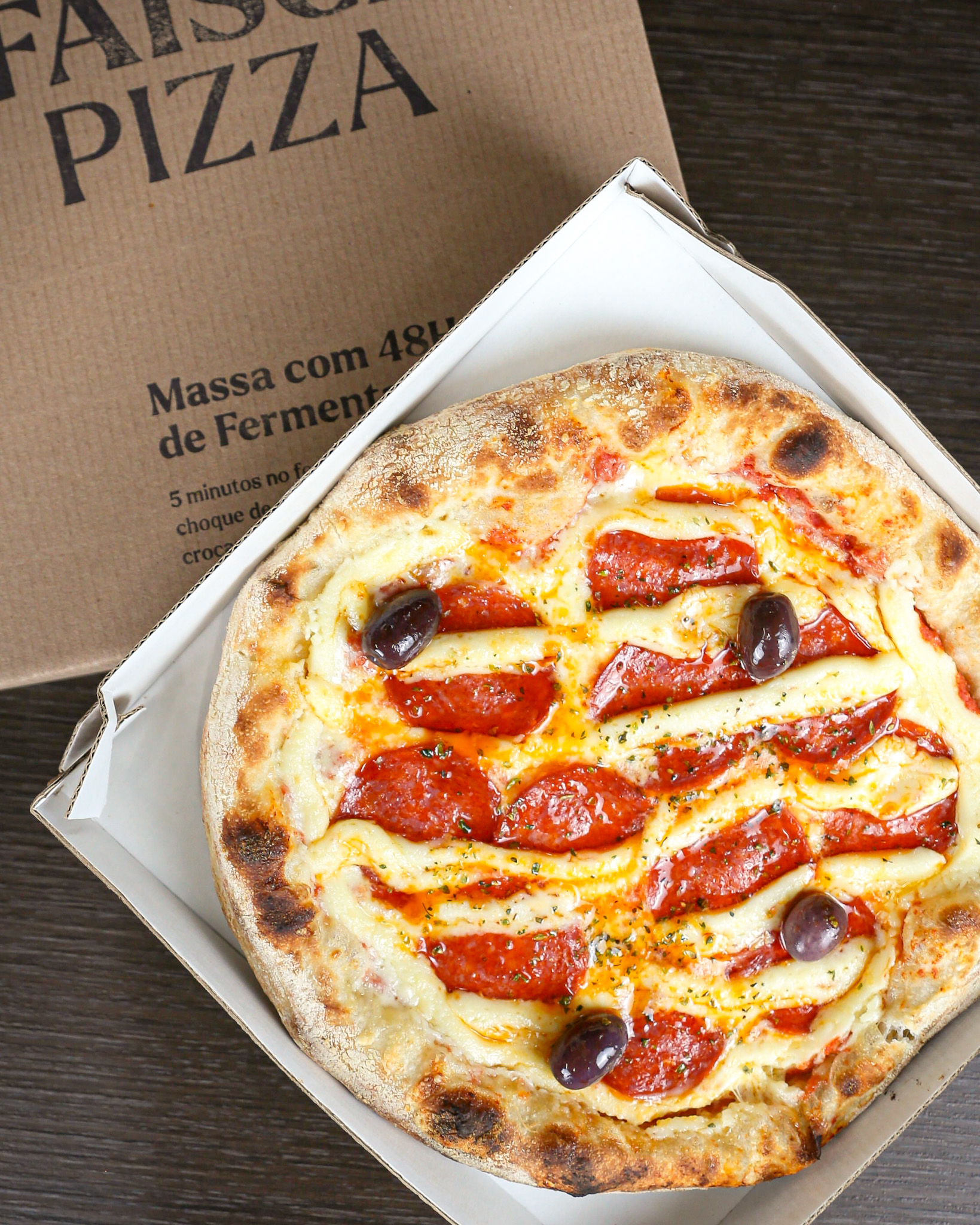 Pizza artesanal da Faísca Pizza preparada para delivery em São José dos Campos