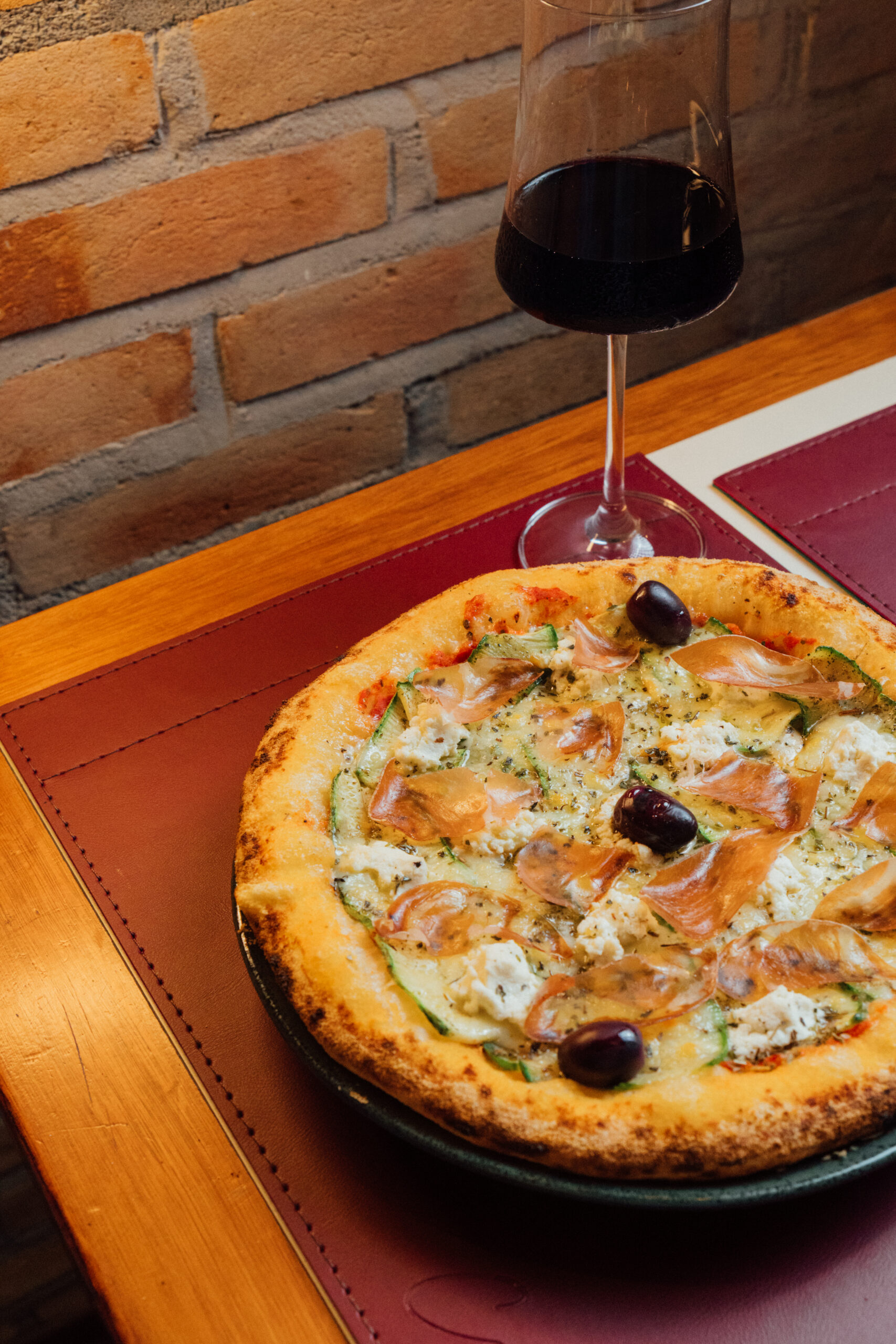 Noite de vinhos e pizza com harmonização guiada da Faísca Pizza e Bodega Mistério
