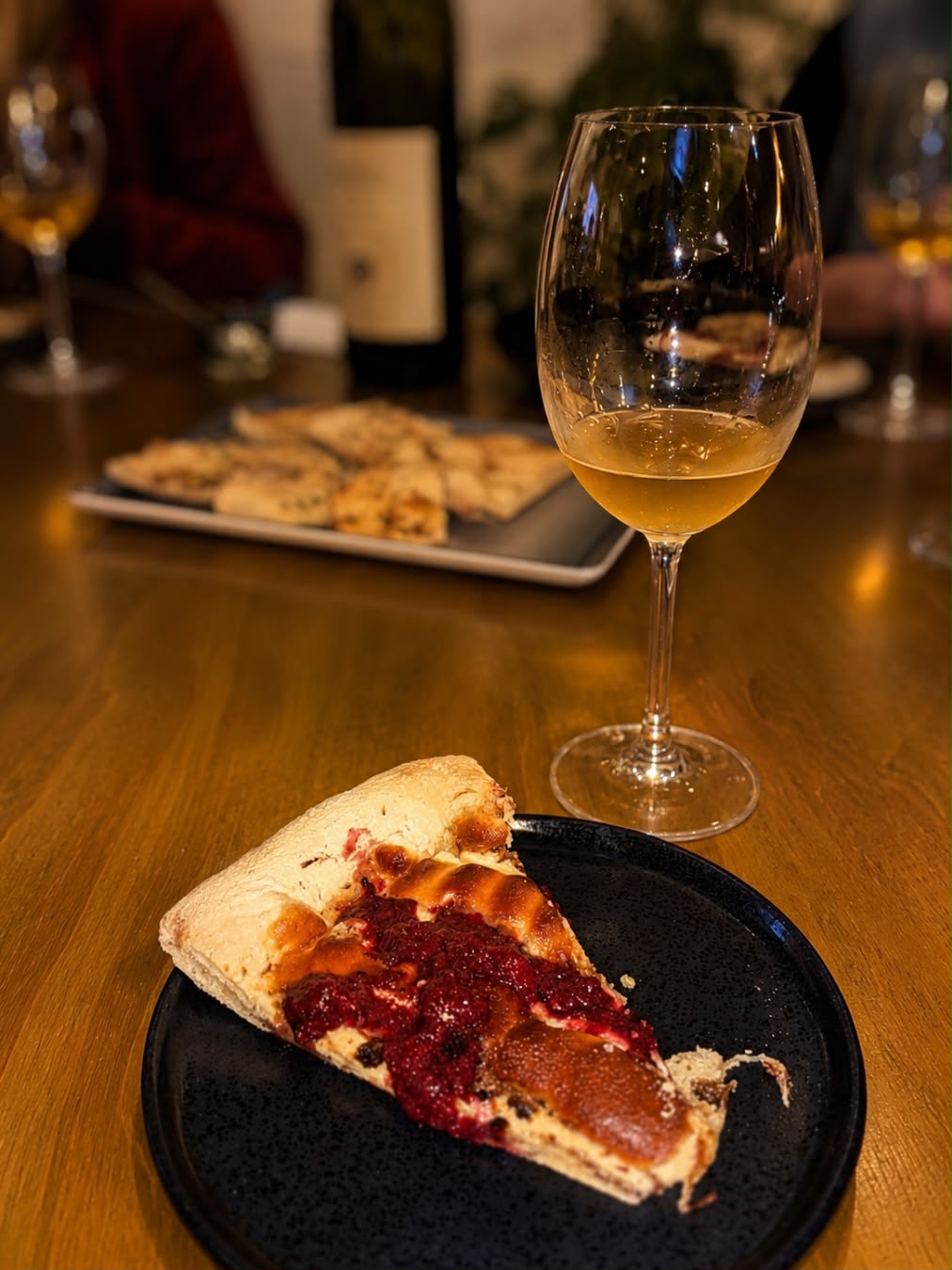 Pizza harmonizada com vinho em evento de degustação da Faísca Pizza